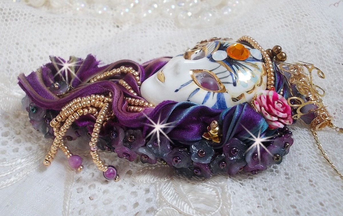 Pendentif La Passionn&eacute;e de Venise brod&eacute; avec un ruban de Soie Shibori, des perles Sugilite semi-pr&eacute;cieuses, des cristaux et diverses perles