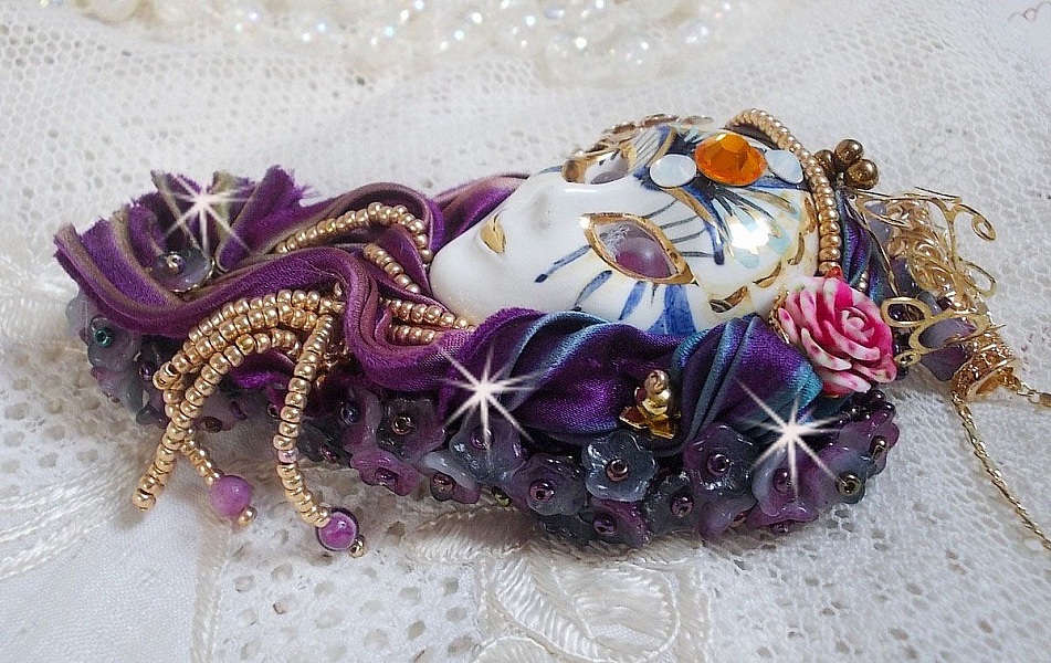 Pendentif La Passionn&eacute;e de Venise brod&eacute; avec un ruban de Soie Shibori, des perles Sugilite semi-pr&eacute;cieuses, des cristaux et diverses perles