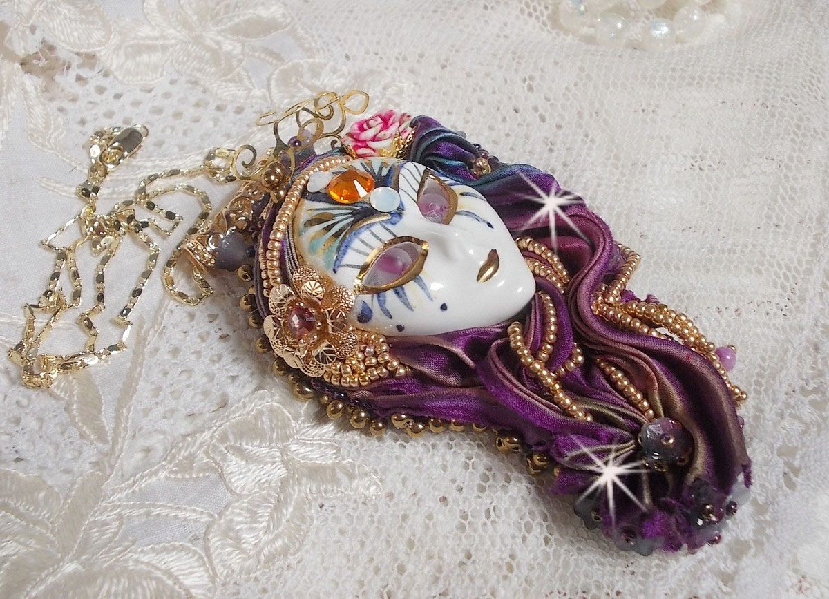 Pendentif La Passionn&eacute;e de Venise brod&eacute; avec un ruban de Soie Shibori, des perles Sugilite semi-pr&eacute;cieuses, des cristaux et diverses perles