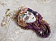 Pendentif La Passionn&eacute;e de Venise brod&eacute; avec un ruban de Soie Shibori, des perles Sugilite semi-pr&eacute;cieuses, des cristaux et diverses perles