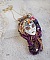 Pendentif La Passionn&eacute;e de Venise brod&eacute; avec un ruban de Soie Shibori, des perles Sugilite semi-pr&eacute;cieuses, des cristaux et diverses perles