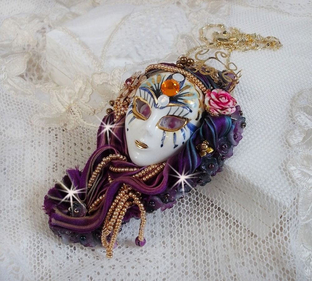 Pendentif La Passionn&eacute;e de Venise brod&eacute; avec un ruban de Soie Shibori, des perles Sugilite semi-pr&eacute;cieuses, des cristaux et diverses perles
