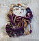 Pendentif La Passionn&eacute;e de Venise brod&eacute; avec un ruban de Soie Shibori, des perles Sugilite semi-pr&eacute;cieuses, des cristaux et diverses perles