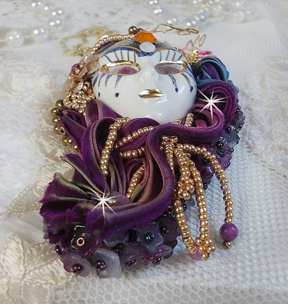 Pendentif La Passionn&eacute;e de Venise brod&eacute; avec un ruban de Soie Shibori, des perles Sugilite semi-pr&eacute;cieuses, des cristaux et diverses perles