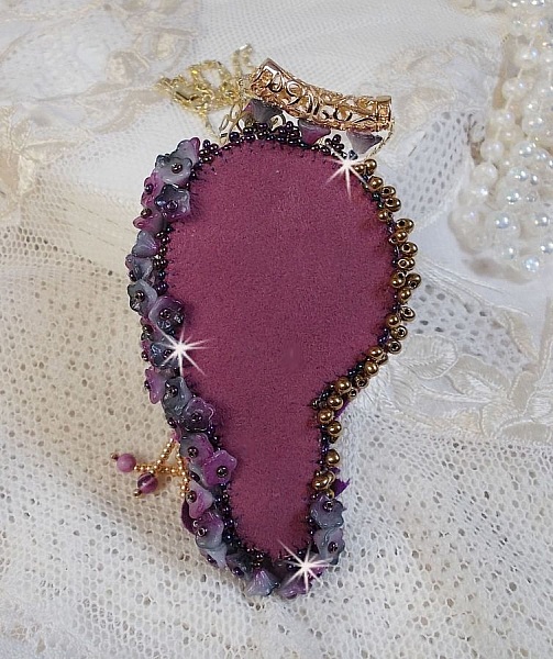 Pendentif La Passionn&eacute;e de Venise brod&eacute; avec un ruban de Soie Shibori, des perles Sugilite semi-pr&eacute;cieuses, des cristaux et diverses perles