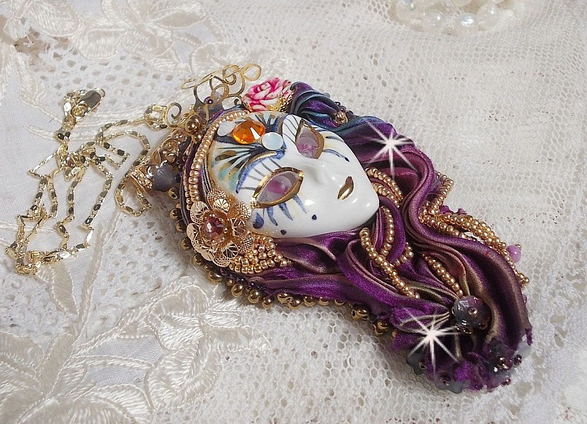Pendentif La Passionn&eacute;e de Venise brod&eacute; avec un ruban de Soie Shibori, des perles Sugilite semi-pr&eacute;cieuses, des cristaux et diverses perles