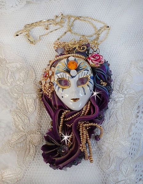 Pendentif La Passionn&eacute;e de Venise brod&eacute; avec un ruban de Soie Shibori, des perles Sugilite semi-pr&eacute;cieuses, des cristaux et diverses perles