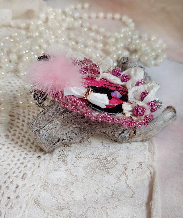 Pendentif Pink brod&eacute; avec ruban de soie, fleurs cloches en verre, rocailles, &eacute;cusson et pompons fourrure vison 