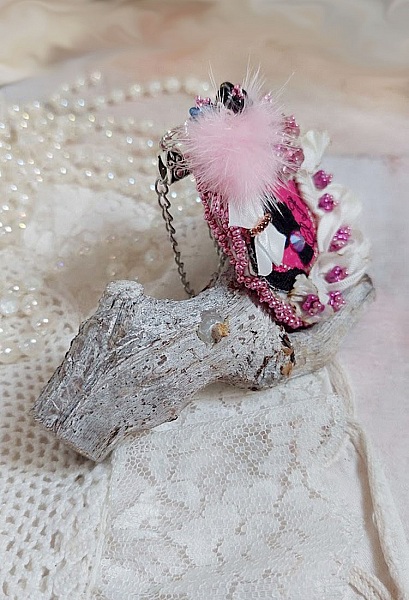 Pendentif Pink brod&eacute; avec ruban de soie, fleurs cloches en verre, rocailles, &eacute;cusson et pompons fourrure vison 
