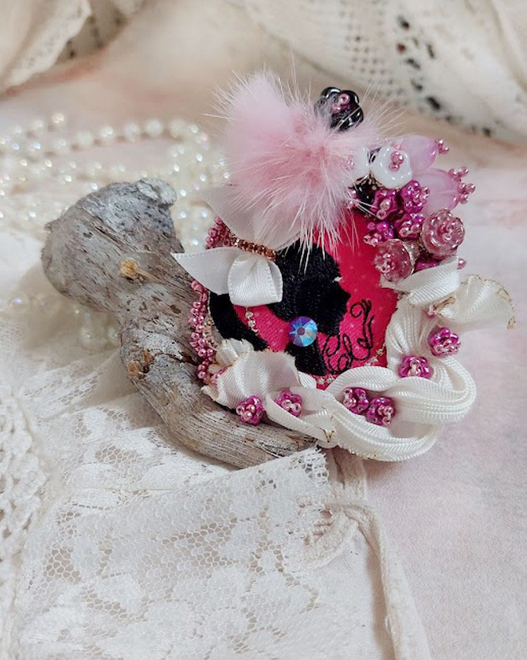 Pendentif Pink brod&eacute; avec ruban de soie, fleurs cloches en verre, rocailles, &eacute;cusson et pompons fourrure vison 