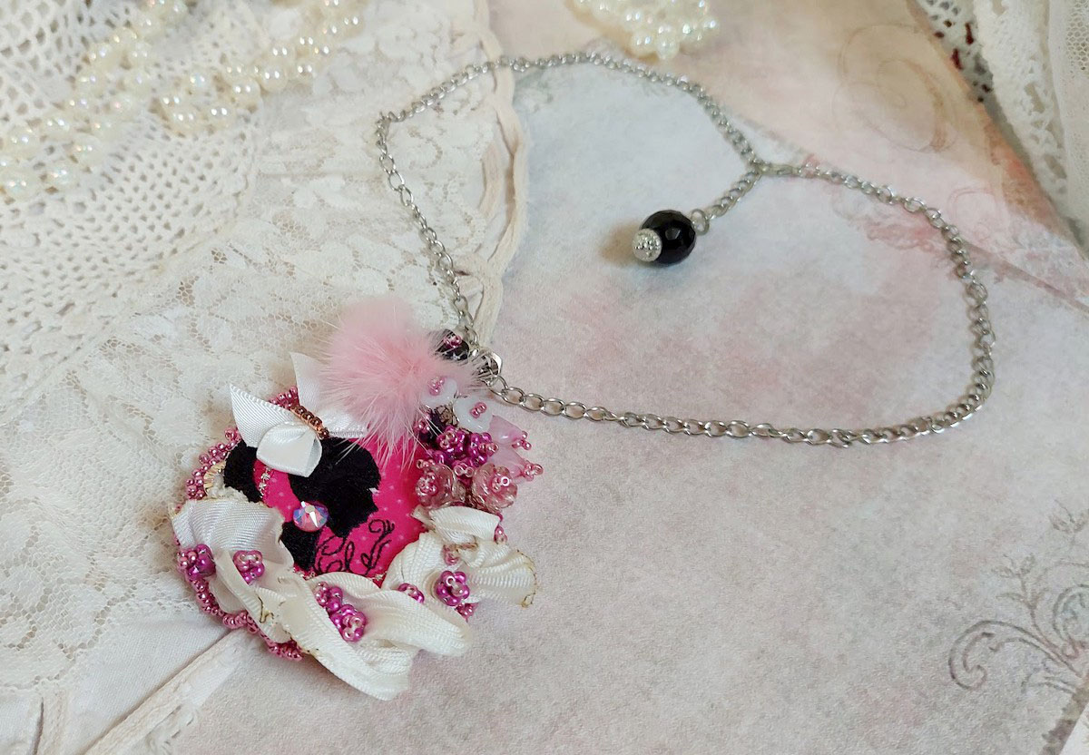 Pendentif Pink brod&eacute; avec ruban de soie, fleurs cloches en verre, rocailles, &eacute;cusson et pompons fourrure vison 