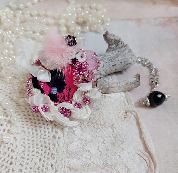 Pendentif Pink brod&eacute; avec ruban de soie, fleurs cloches en verre, rocailles, &eacute;cusson et pompons fourrure vison 