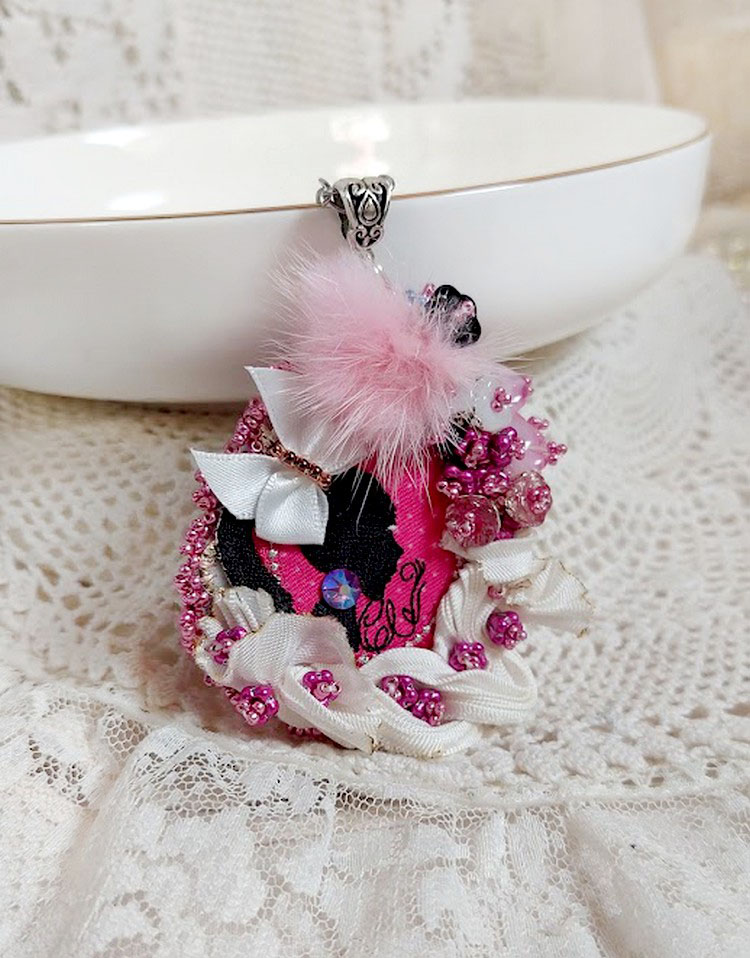 Pendentif Pink brod&eacute; avec ruban de soie, fleurs cloches en verre, rocailles, &eacute;cusson et pompons fourrure vison 