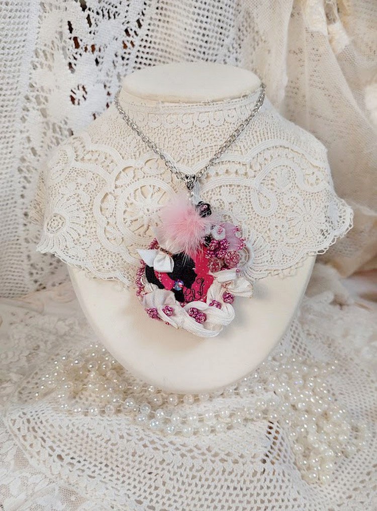 Pendentif Pink brod&eacute; avec ruban de soie, fleurs cloches en verre, rocailles, &eacute;cusson et pompons fourrure vison 