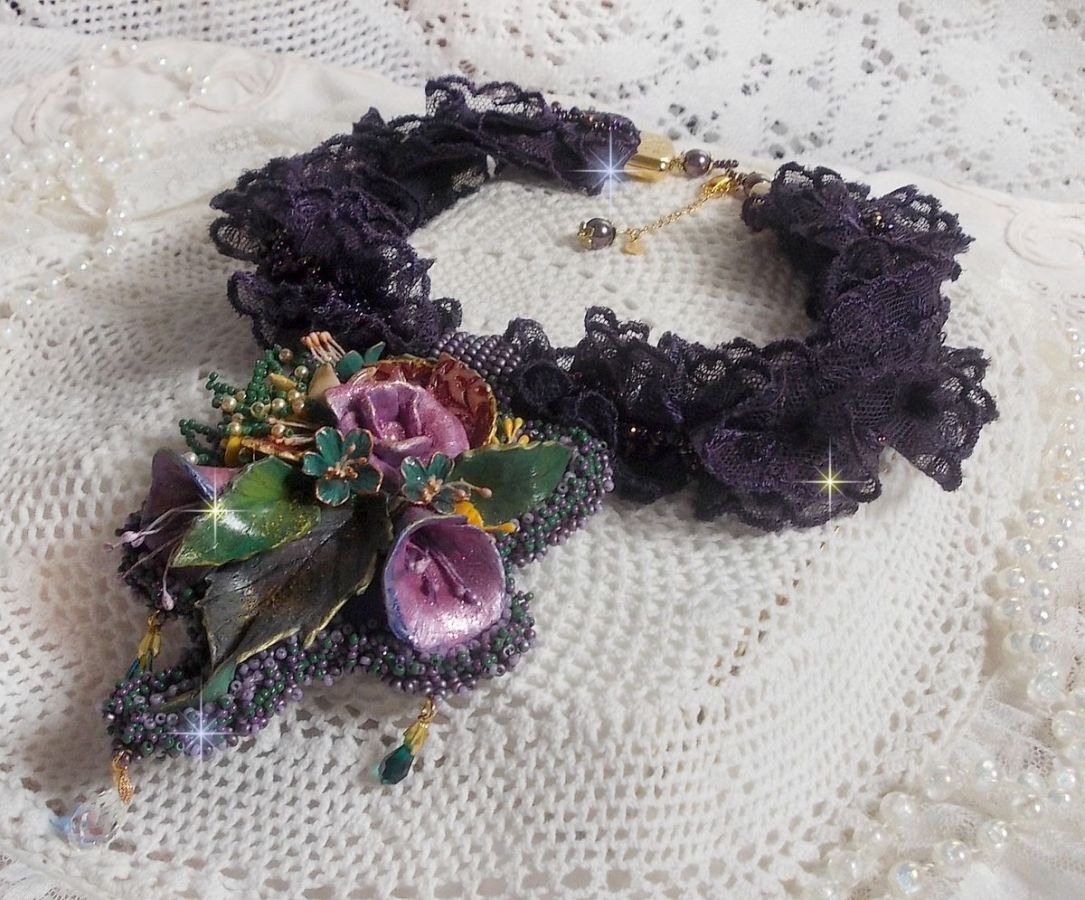 Pendentif Po&eacute;sie de Fleurs Haute-Couture brod&eacute; avec des fleurs en porcelaine, de la dentelle violine tr&egrave;s ancienne, des cristaux, des rocailles avec des accessoires en argent 925 et en plaqu&eacute; Or
