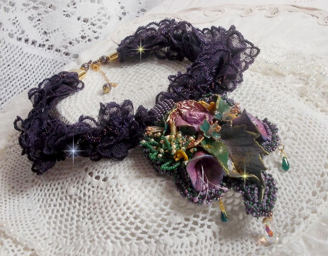 Pendentif Po&eacute;sie de Fleurs Haute-Couture brod&eacute; avec des fleurs en porcelaine, de la dentelle violine tr&egrave;s ancienne, des cristaux, des rocailles avec des accessoires en argent 925 et en plaqu&eacute; Or