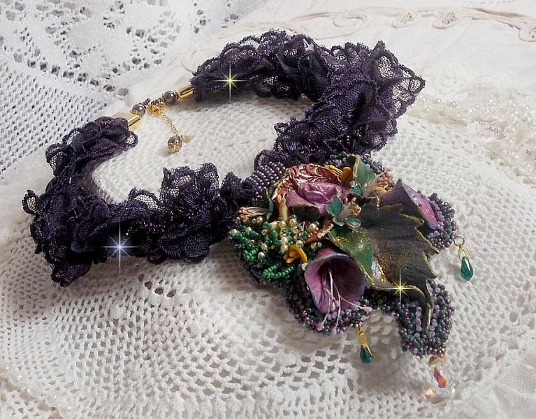 Pendentif Po&eacute;sie de Fleurs Haute-Couture brod&eacute; avec des fleurs en porcelaine, de la dentelle violine tr&egrave;s ancienne, des cristaux, des rocailles avec des accessoires en argent 925 et en plaqu&eacute; Or