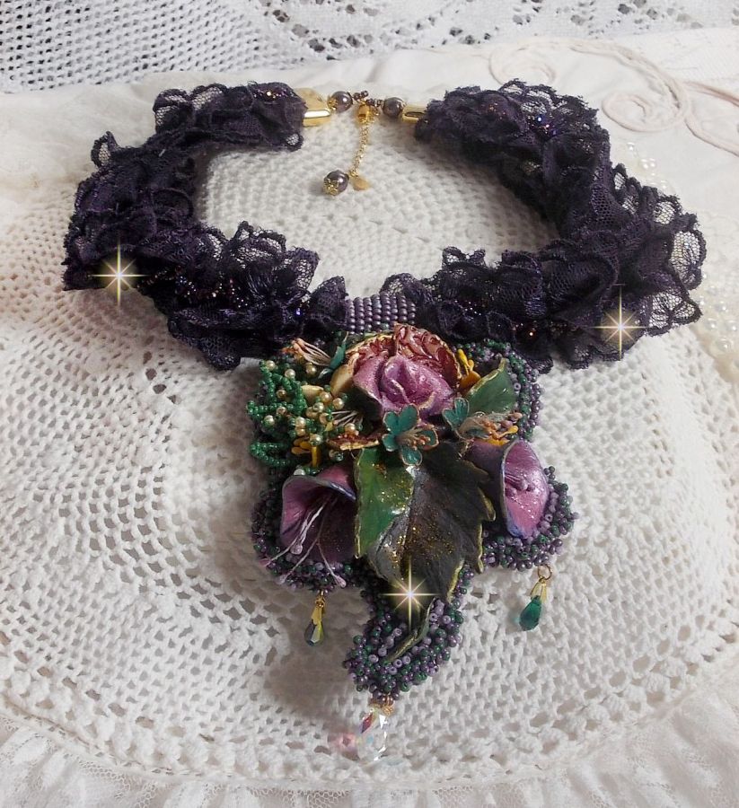 Pendentif Po&eacute;sie de Fleurs Haute-Couture brod&eacute; avec des fleurs en porcelaine, de la dentelle violine tr&egrave;s ancienne, des cristaux, des rocailles avec des accessoires en argent 925 et en plaqu&eacute; Or