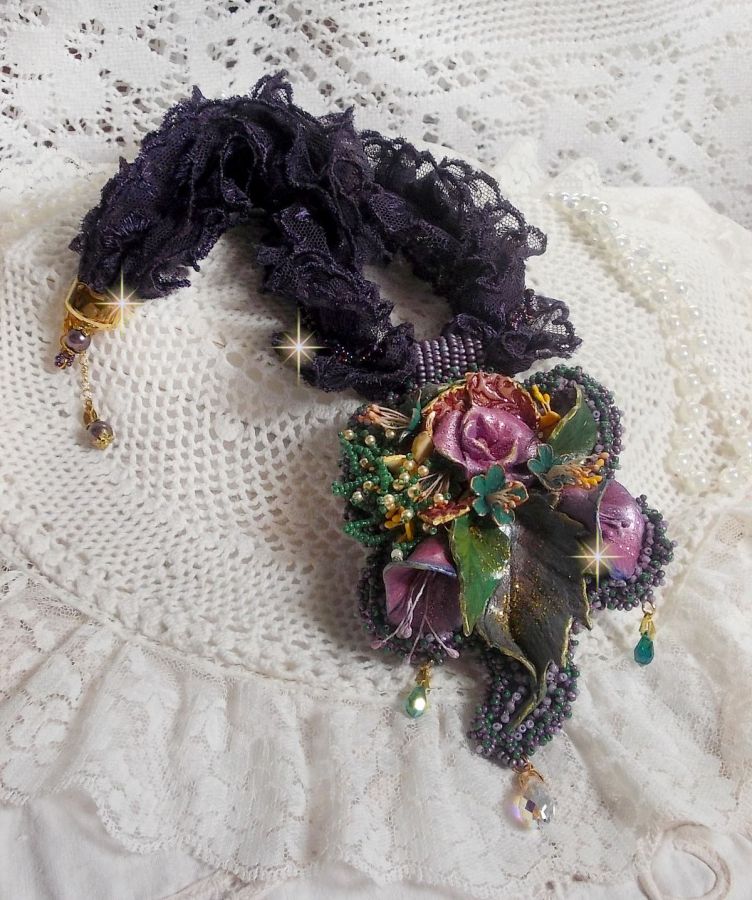 Pendentif Po&eacute;sie de Fleurs Haute-Couture brod&eacute; avec des fleurs en porcelaine, de la dentelle violine tr&egrave;s ancienne, des cristaux, des rocailles avec des accessoires en argent 925 et en plaqu&eacute; Or