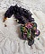 Pendentif Po&eacute;sie de Fleurs Haute-Couture brod&eacute; avec des fleurs en porcelaine, de la dentelle violine tr&egrave;s ancienne, des cristaux, des rocailles avec des accessoires en argent 925 et en plaqu&eacute; Or