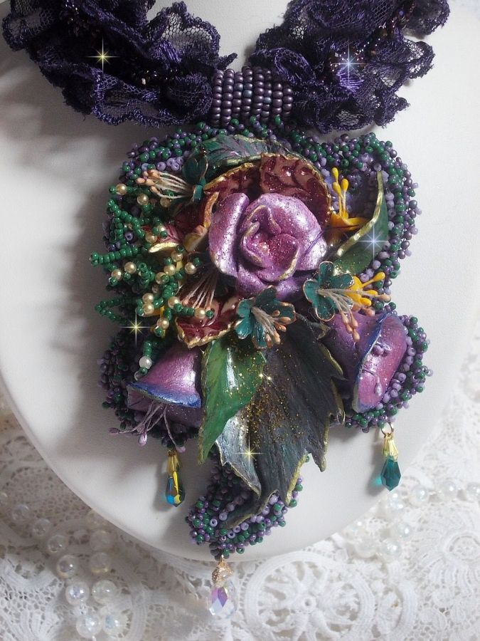 Pendentif Po&eacute;sie de Fleurs Haute-Couture brod&eacute; avec des fleurs en porcelaine, de la dentelle violine tr&egrave;s ancienne, des cristaux, des rocailles avec des accessoires en argent 925 et en plaqu&eacute; Or