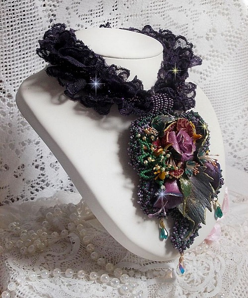 Pendentif Po&eacute;sie de Fleurs Haute-Couture brod&eacute; avec des fleurs en porcelaine, de la dentelle violine tr&egrave;s ancienne, des cristaux, des rocailles avec des accessoires en argent 925 et en plaqu&eacute; Or