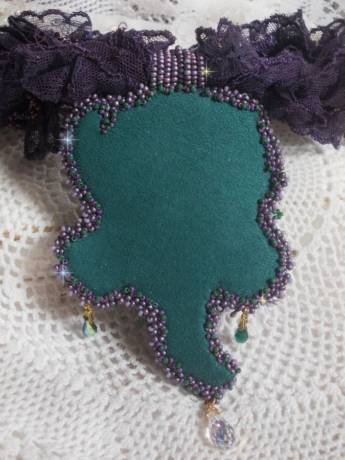 Pendentif Po&eacute;sie de Fleurs Haute-Couture brod&eacute; avec des fleurs en porcelaine, de la dentelle violine tr&egrave;s ancienne, des cristaux, des rocailles avec des accessoires en argent 925 et en plaqu&eacute; Or