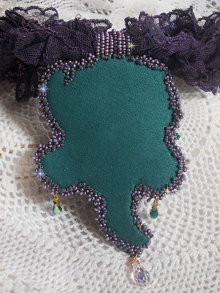 Pendentif Po&eacute;sie de Fleurs Haute-Couture brod&eacute; avec des fleurs en porcelaine, de la dentelle violine tr&egrave;s ancienne, des cristaux, des rocailles avec des accessoires en argent 925 et en plaqu&eacute; Or