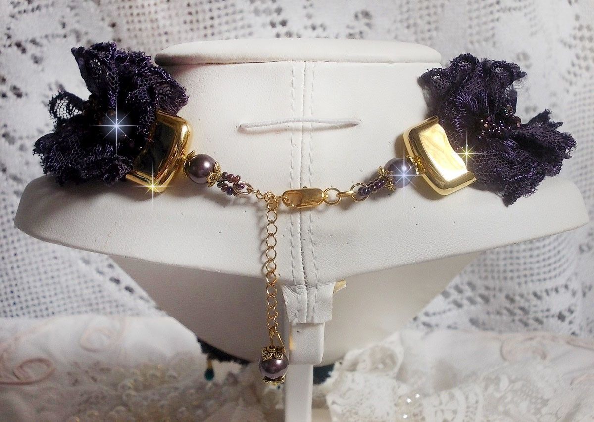 Pendentif Po&eacute;sie de Fleurs Haute-Couture brod&eacute; avec des fleurs en porcelaine, de la dentelle violine tr&egrave;s ancienne, des cristaux, des rocailles avec des accessoires en argent 925 et en plaqu&eacute; Or