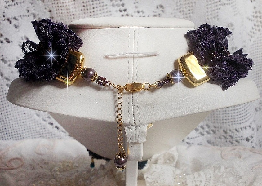 Pendentif Po&eacute;sie de Fleurs Haute-Couture brod&eacute; avec des fleurs en porcelaine, de la dentelle violine tr&egrave;s ancienne, des cristaux, des rocailles avec des accessoires en argent 925 et en plaqu&eacute; Or
