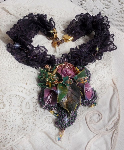 Pendentif Po&eacute;sie de Fleurs Haute-Couture brod&eacute; avec des fleurs en porcelaine, de la dentelle violine tr&egrave;s ancienne, des cristaux, des rocailles avec des accessoires en argent 925 et en plaqu&eacute; Or