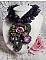 Pendentif Po&eacute;sie de Fleurs Haute-Couture brod&eacute; avec des fleurs en porcelaine, de la dentelle violine tr&egrave;s ancienne, des cristaux, des rocailles avec des accessoires en argent 925 et en plaqu&eacute; Or