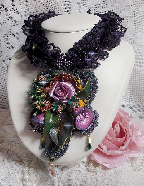 Pendentif Po&eacute;sie de Fleurs Haute-Couture brod&eacute; avec des fleurs en porcelaine, de la dentelle violine tr&egrave;s ancienne, des cristaux, des rocailles avec des accessoires en argent 925 et en plaqu&eacute; Or