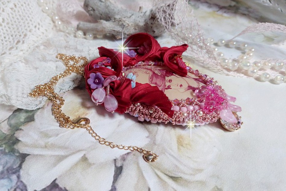 Pendentif Pretty Lady brod&eacute; avec ruban de soie, cabochon ovale r&eacute;sine, perles cristal Swarovski, perles verre et cha&icirc;ne plaqu&eacute; or