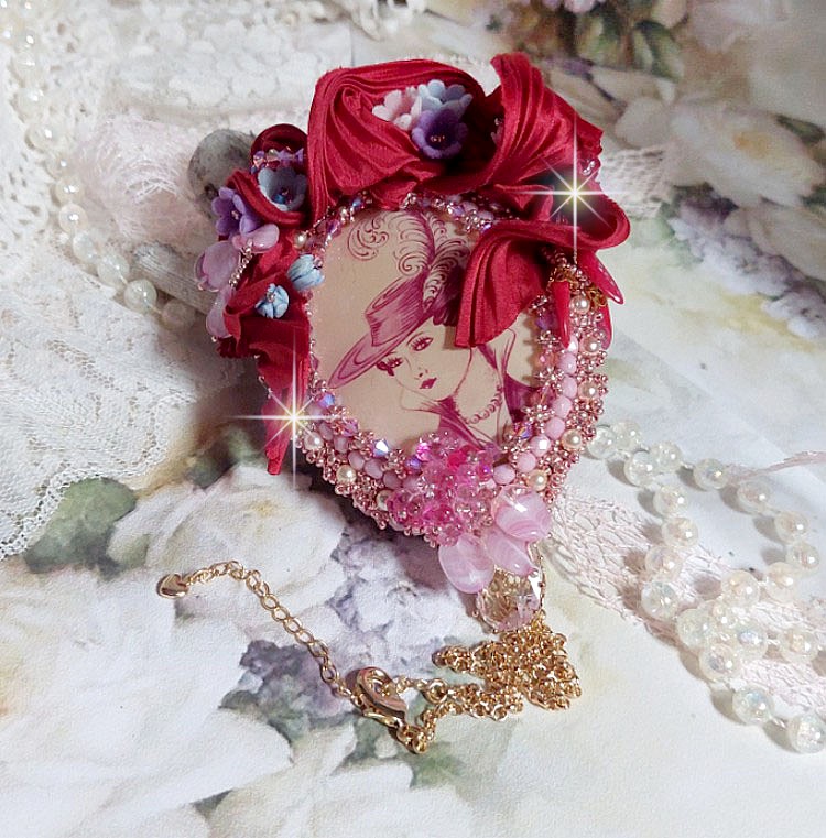 Pendentif Pretty Lady brod&eacute; avec ruban de soie, cabochon ovale r&eacute;sine, perles cristal Swarovski, perles verre et cha&icirc;ne plaqu&eacute; or