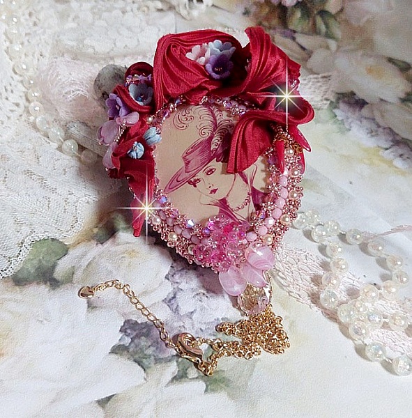 Pendentif Pretty Lady brod&eacute; avec ruban de soie, cabochon ovale r&eacute;sine, perles cristal Swarovski, perles verre et cha&icirc;ne plaqu&eacute; or