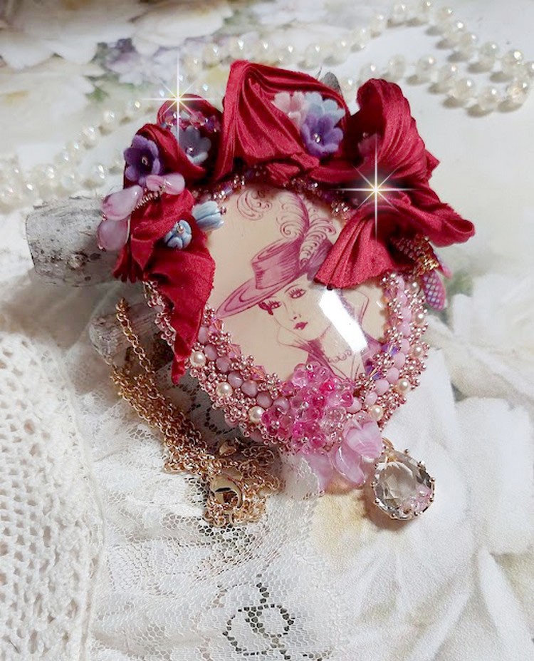 Pendentif Pretty Lady brod&eacute; avec ruban de soie, cabochon ovale r&eacute;sine, perles cristal Swarovski, perles verre et cha&icirc;ne plaqu&eacute; or