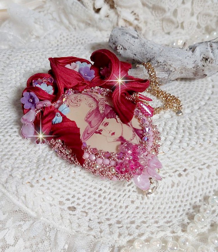 Pendentif Pretty Lady brod&eacute; avec ruban de soie, cabochon ovale r&eacute;sine, perles cristal Swarovski, perles verre et cha&icirc;ne plaqu&eacute; or