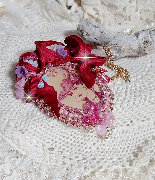 Pendentif Pretty Lady brod&eacute; avec ruban de soie, cabochon ovale r&eacute;sine, perles cristal Swarovski, perles verre et cha&icirc;ne plaqu&eacute; or