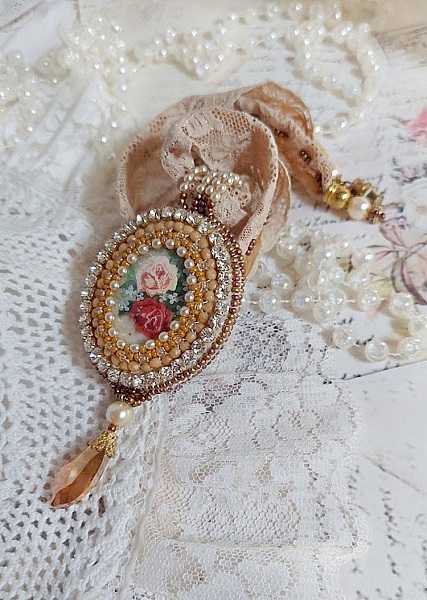 Pendentif Reflets de Ros&eacute;e brod&eacute; avec cabochon r&eacute;sine, dentelle ancienne, chatons, gouttes Crystal, perles verres et rocailles