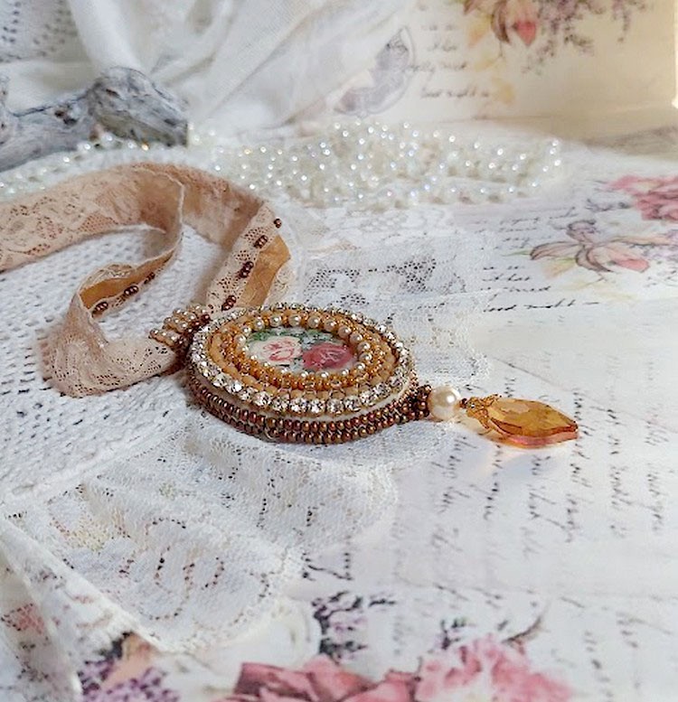 Pendentif Reflets de Ros&eacute;e brod&eacute; avec cabochon r&eacute;sine, dentelle ancienne, chatons, gouttes Crystal, perles verres et rocailles