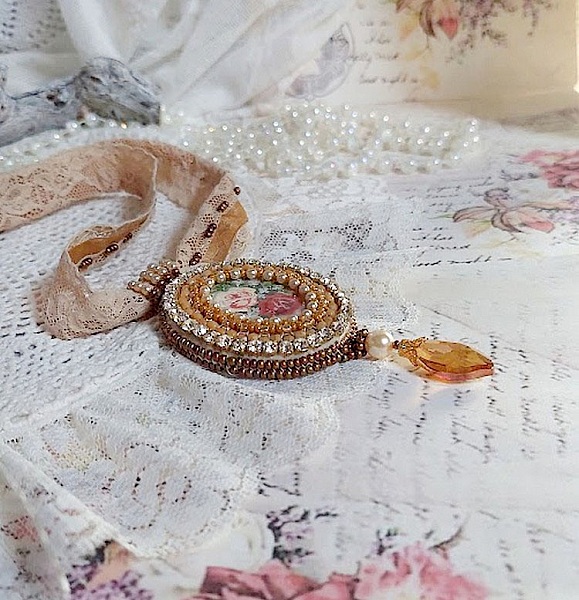 Pendentif Reflets de Ros&eacute;e brod&eacute; avec cabochon r&eacute;sine, dentelle ancienne, chatons, gouttes Crystal, perles verres et rocailles
