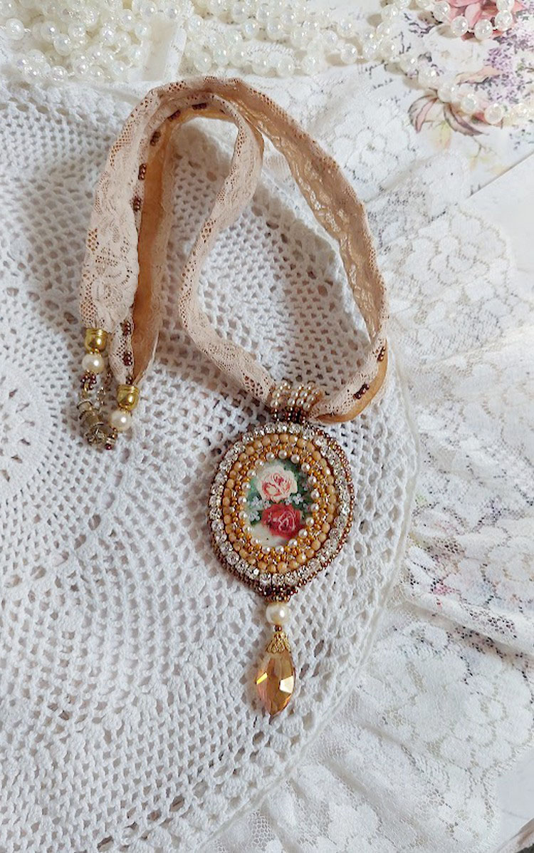 Pendentif Reflets de Ros&eacute;e brod&eacute; avec cabochon r&eacute;sine, dentelle ancienne, chatons, gouttes Crystal, perles verres et rocailles