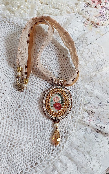 Pendentif Reflets de Ros&eacute;e brod&eacute; avec cabochon r&eacute;sine, dentelle ancienne, chatons, gouttes Crystal, perles verres et rocailles