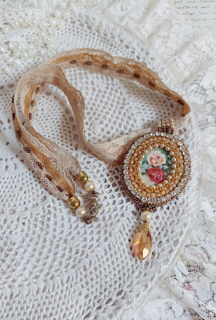 Pendentif Reflets de Ros&eacute;e brod&eacute; avec cabochon r&eacute;sine, dentelle ancienne, chatons, gouttes Crystal, perles verres et rocailles