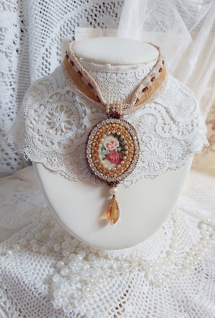 Pendentif Reflets de Ros&eacute;e brod&eacute; avec cabochon r&eacute;sine, dentelle ancienne, chatons, gouttes Crystal, perles verres et rocailles