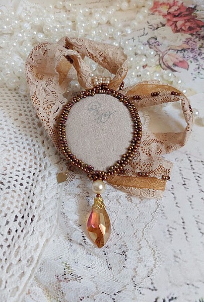 Pendentif Reflets de Ros&eacute;e brod&eacute; avec cabochon r&eacute;sine, dentelle ancienne, chatons, gouttes Crystal, perles verres et rocailles