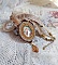 Pendentif Reflets de Ros&eacute;e brod&eacute; avec cabochon r&eacute;sine, dentelle ancienne, chatons, gouttes Crystal, perles verres et rocailles