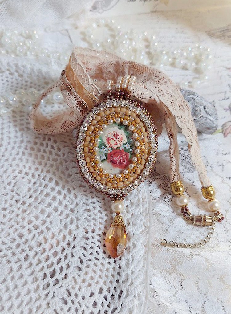 Pendentif Reflets de Ros&eacute;e brod&eacute; avec cabochon r&eacute;sine, dentelle ancienne, chatons, gouttes Crystal, perles verres et rocailles