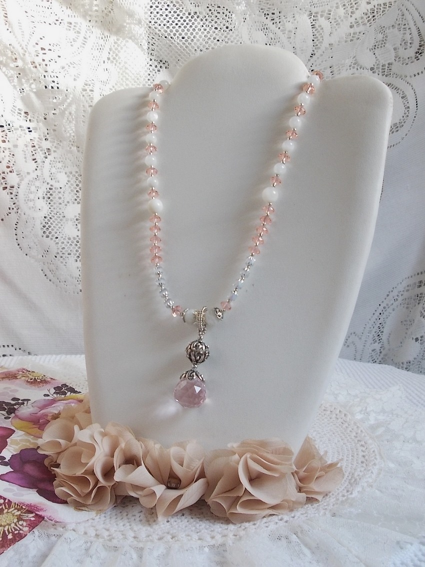 Pendentif Rose Iris&eacute; mont&eacute; avec des perles rondes aplaties en cristal, des perles de gemme : la pierre de lune, des coupelles d&ocirc;mes, une perle d&rsquo;espacement strass&eacute;e, perles lisses et filigran&eacute;es
